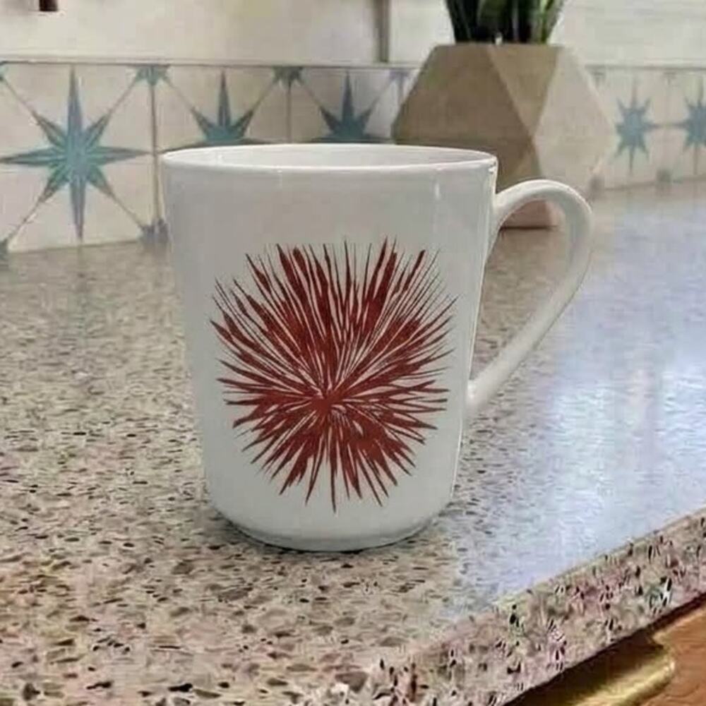 2014 Starbucks White Red Holiday Star Starburst Ceramic Coffee Mug 17.8 oz